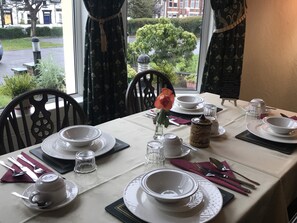 Dagelijks continentaal ontbijt (GBP 9.5 per persoon)