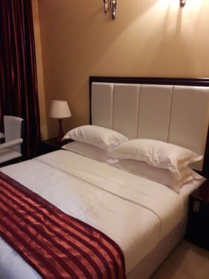 Meja, langsir/tirai gelap terus, katil bayi/kot (percuma)