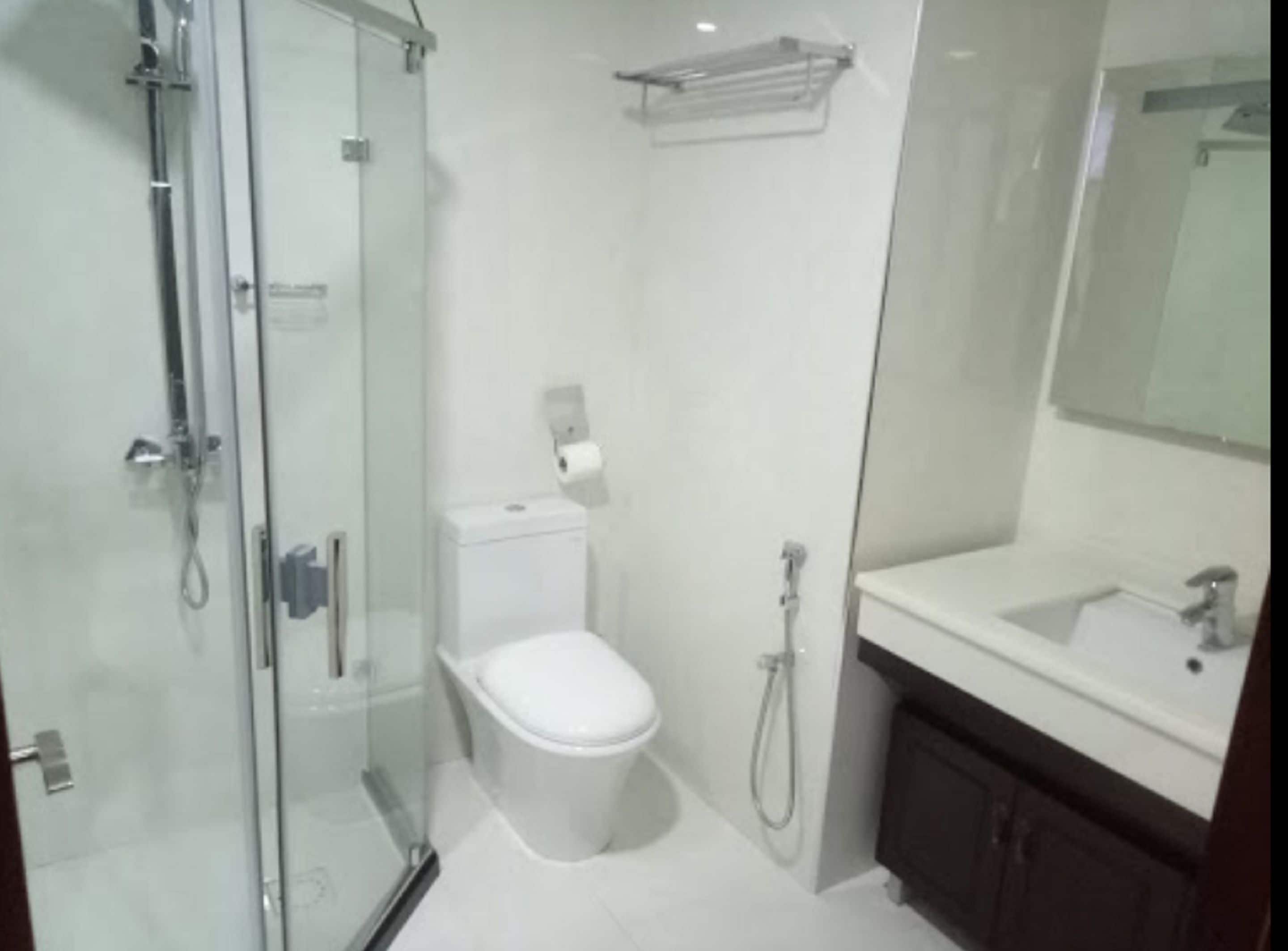 combined shower/bathtub, free toiletries, hair dryer, soap