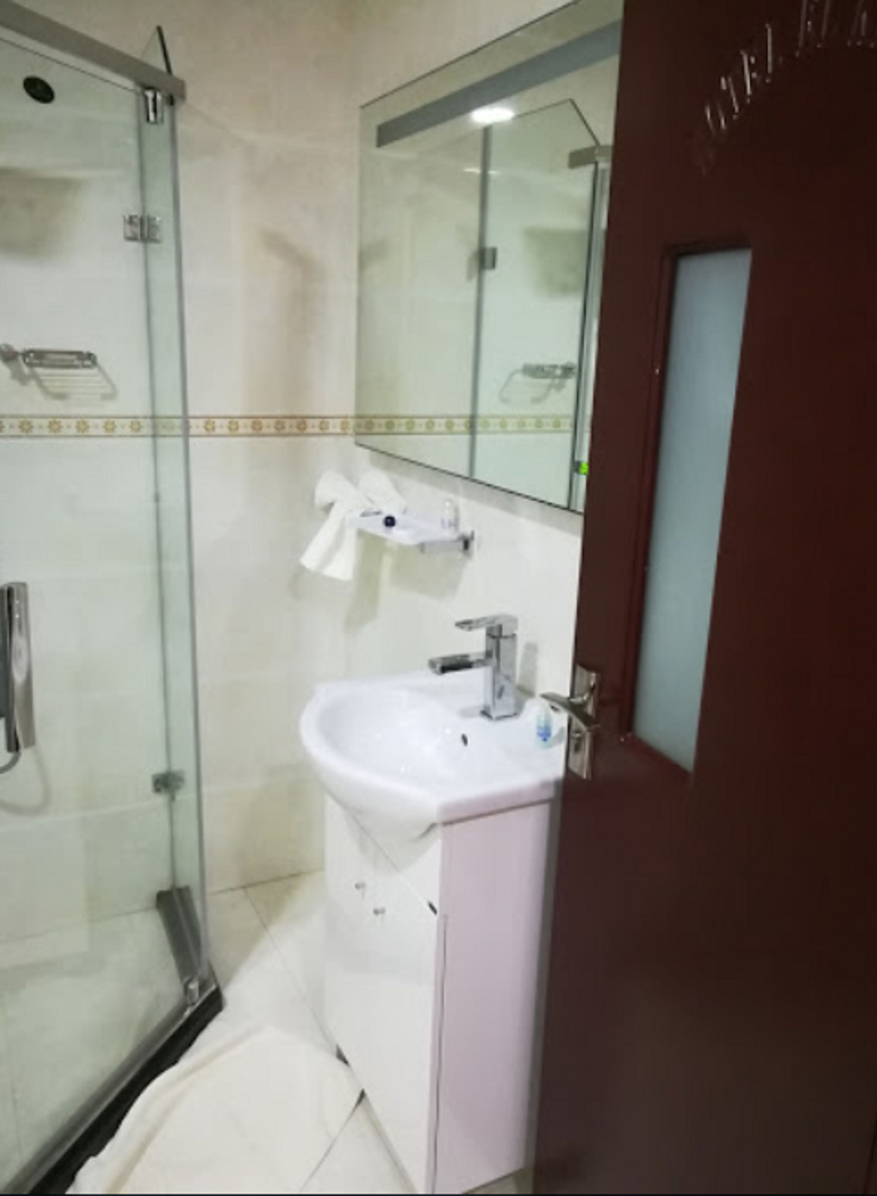 combined shower/bathtub, free toiletries, hair dryer, soap