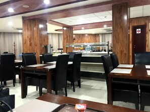 Sarapan dihidangkan, masakan tempatan dan antarabangsa