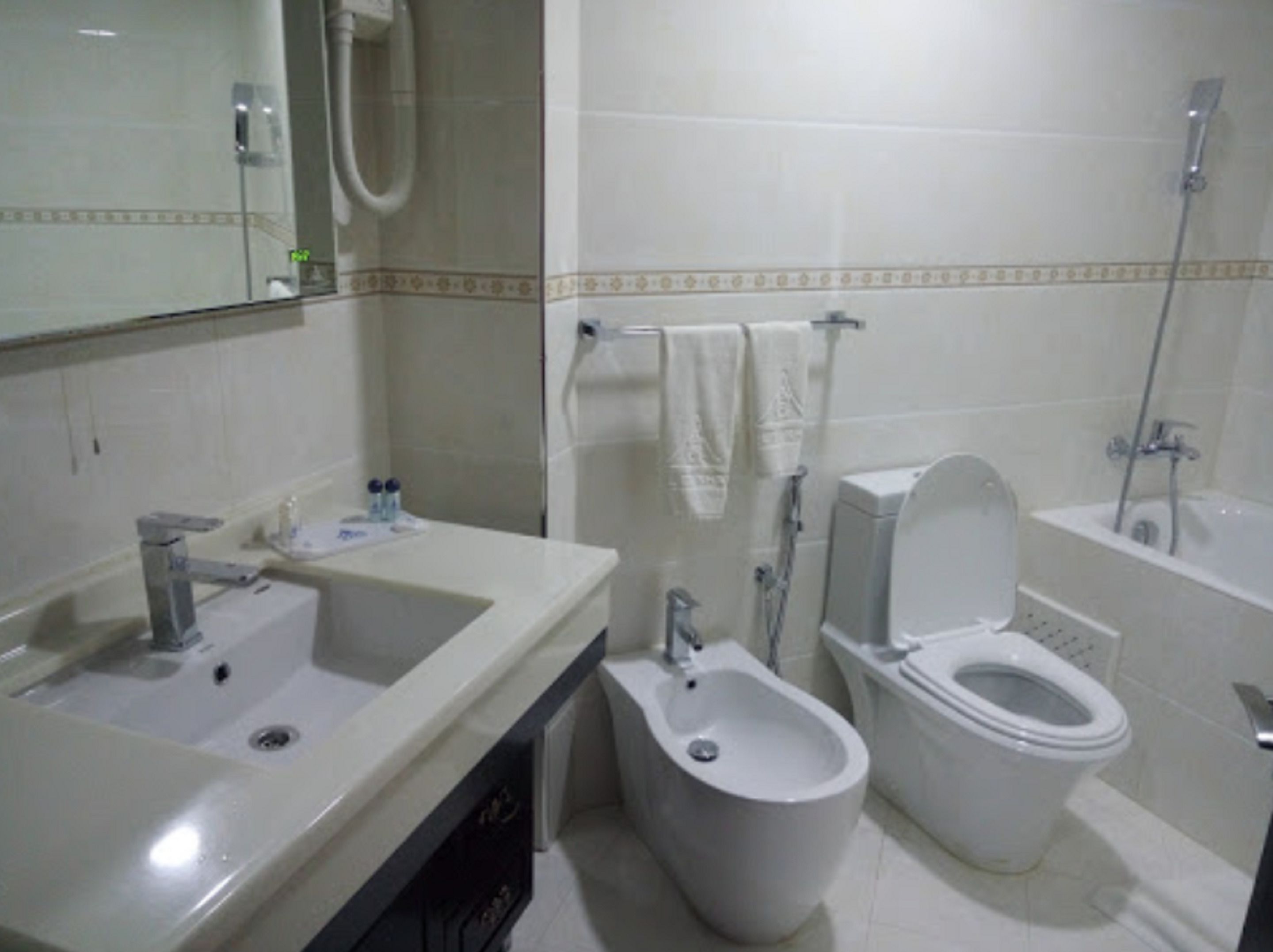 combined shower/bathtub, free toiletries, hair dryer, soap