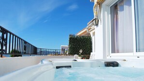 A hot tub area with a view of the sea and a building with a balcony. - AP197 - Capuchinos - Beautiful apartment with Jacuzzi and free Wi-Fi (Nerja)
