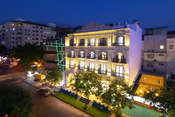 Classic architecture with a symmetrical facade and decorative elements.