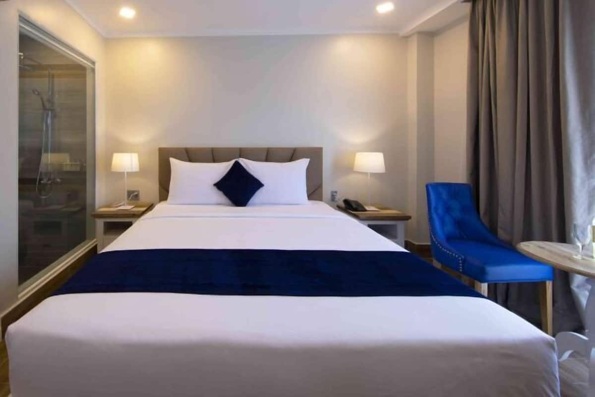 Minibar, in-room safe, desk, blackout curtains