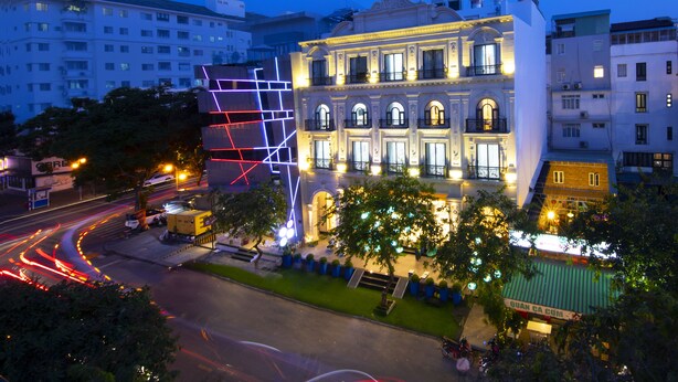 Un hotel de estilo arquitectónico europeo clásico, con un patio central y varios balcones.
