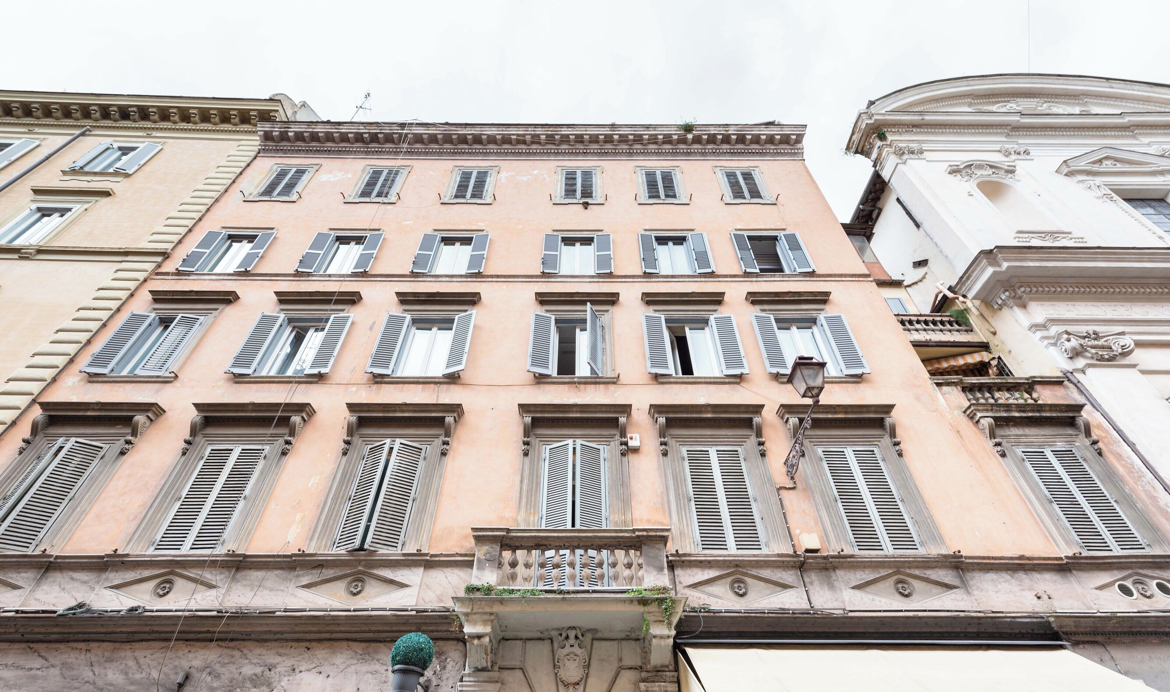 تفاصيل الفندق من الخارج