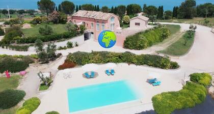 Charmeund Gastfreundschaft in einem 500 vom Meer entfernt. Pool umgeben von Grün