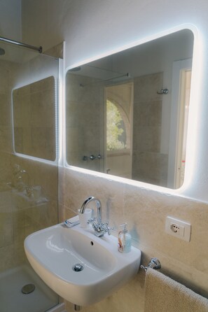Combined shower/tub, hair dryer, bidet, towels
