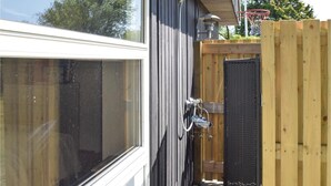 Une clôture en bois avec un panier de basket et une fenêtre.