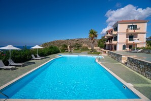 Seasonal outdoor pool, pool umbrellas, sun loungers - Niforos Panorama (Kefalonia)