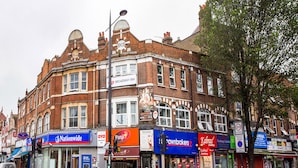 A row of shops including a Nationwide bank, a Panji restaurant, and a Kabras jewellery store. - The Broadway Hotel - London Heathrow (Southall)