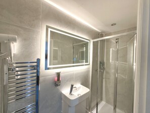 Double Room with private bathroom | Bathroom | Shower, towels, soap, shampoo