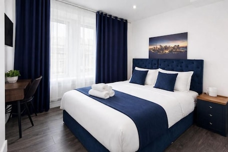 Double Room with private bathroom | Desk, iron/ironing board, free WiFi, bed sheets. The Broadway Hotel - London Heathrow
