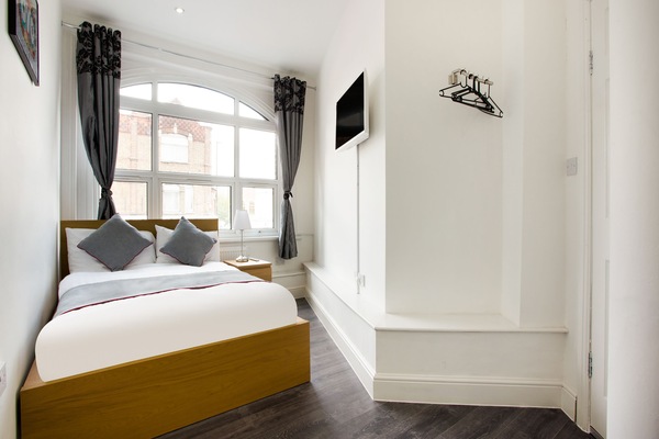 Escritorio, tabla de planchar con plancha, wifi gratis y ropa de cama