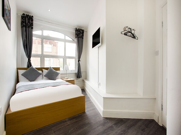 Desk, iron/ironing board, free WiFi, bed sheets - Broadway Inn (Southall)