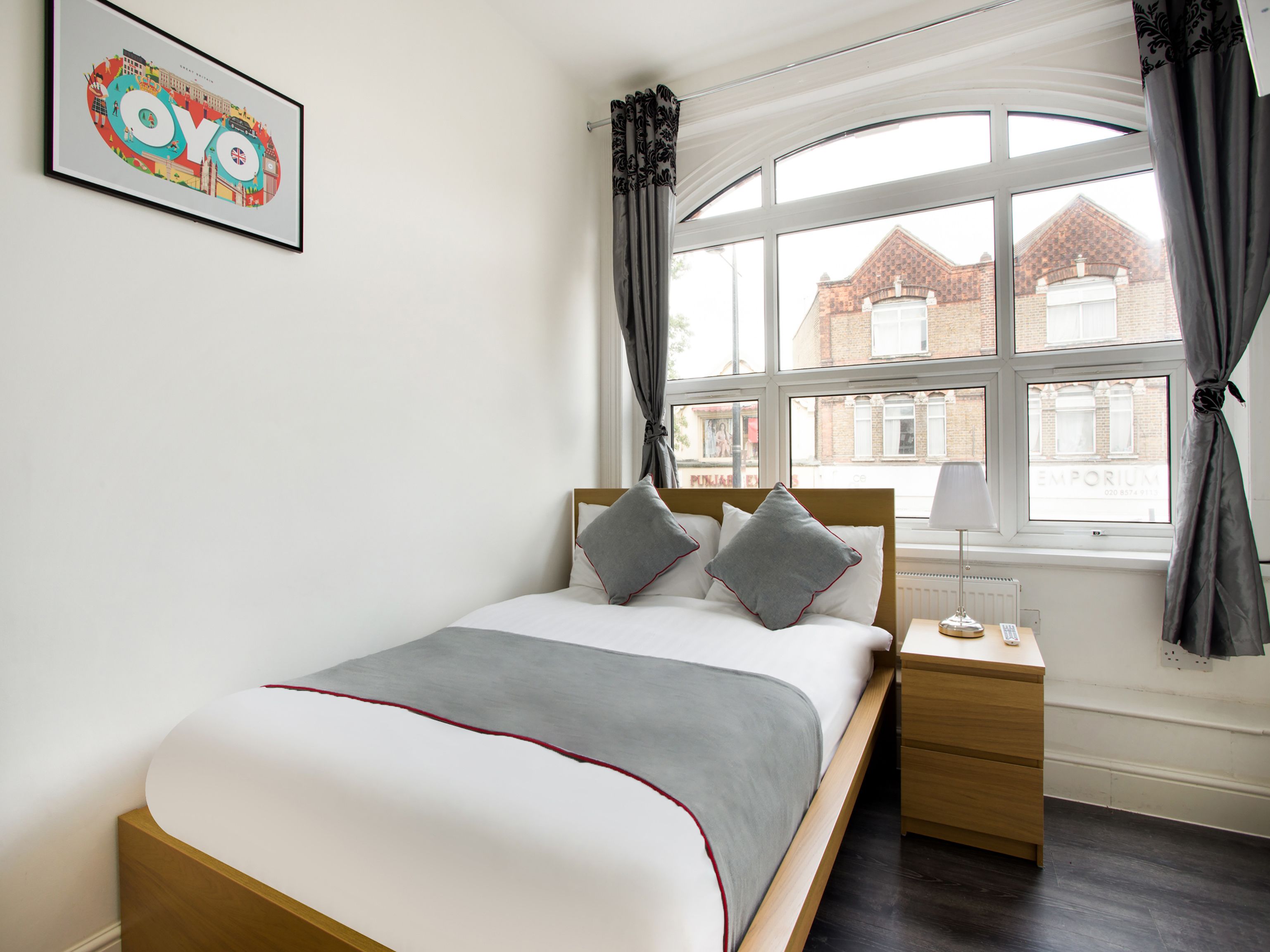 Escritorio, tabla de planchar con plancha, wifi gratis y ropa de cama 