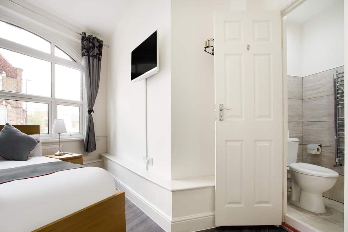 Double Room with private bathroom | 1 bedroom, desk, iron/ironing board, free WiFi