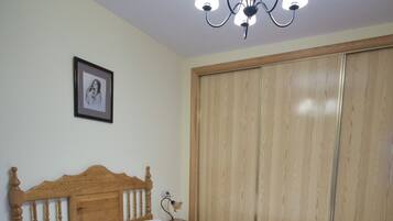 6 dormitoris, planxa i posts de planxar i un bressol de viatge