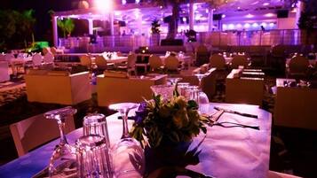 Petit déjeuner, déjeuner et dîner servis sur place