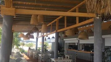 Petit déjeuner, déjeuner et dîner servis sur place