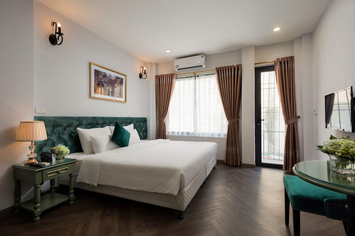 Executive Double or Twin Room | Minibar, in-room safe, desk, blackout drapes