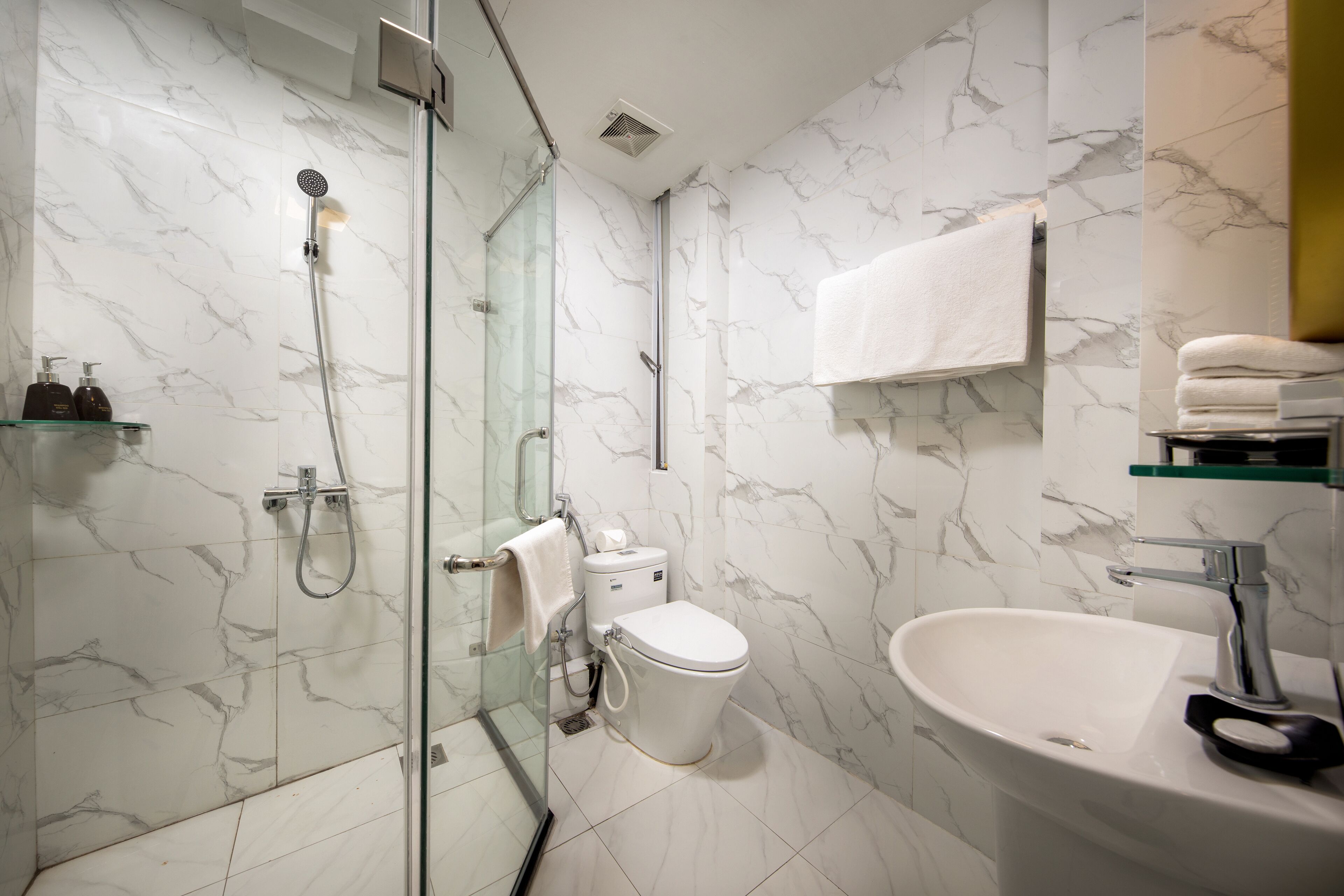 shower, rainfall showerhead, free toiletries, hair dryer