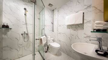 Shower, rainfall showerhead, free toiletries, hair dryer