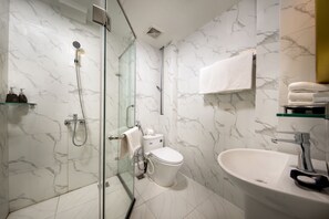 Douche, douche à « effet pluie », articles de toilette gratuits