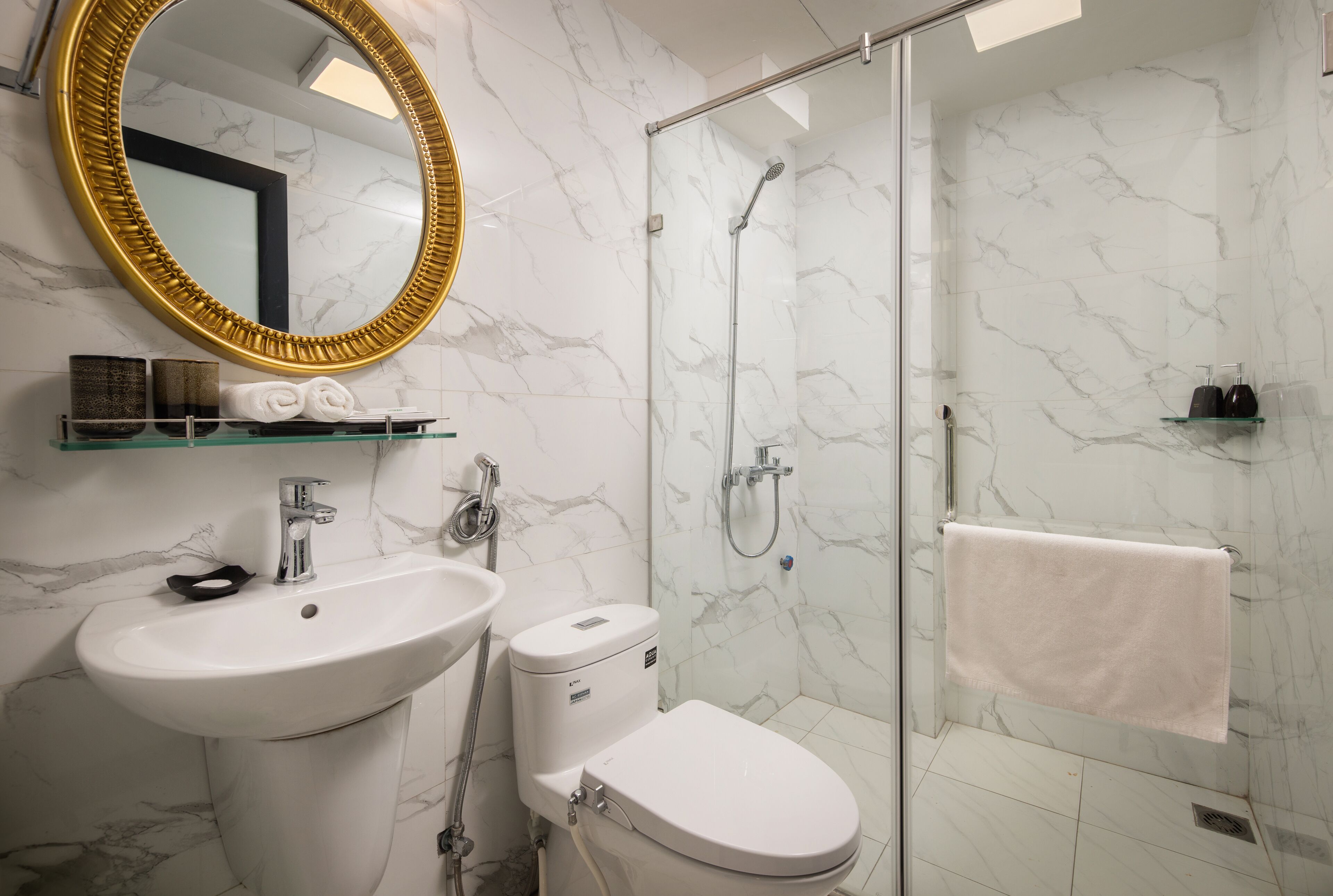 shower, rainfall showerhead, free toiletries, hair dryer