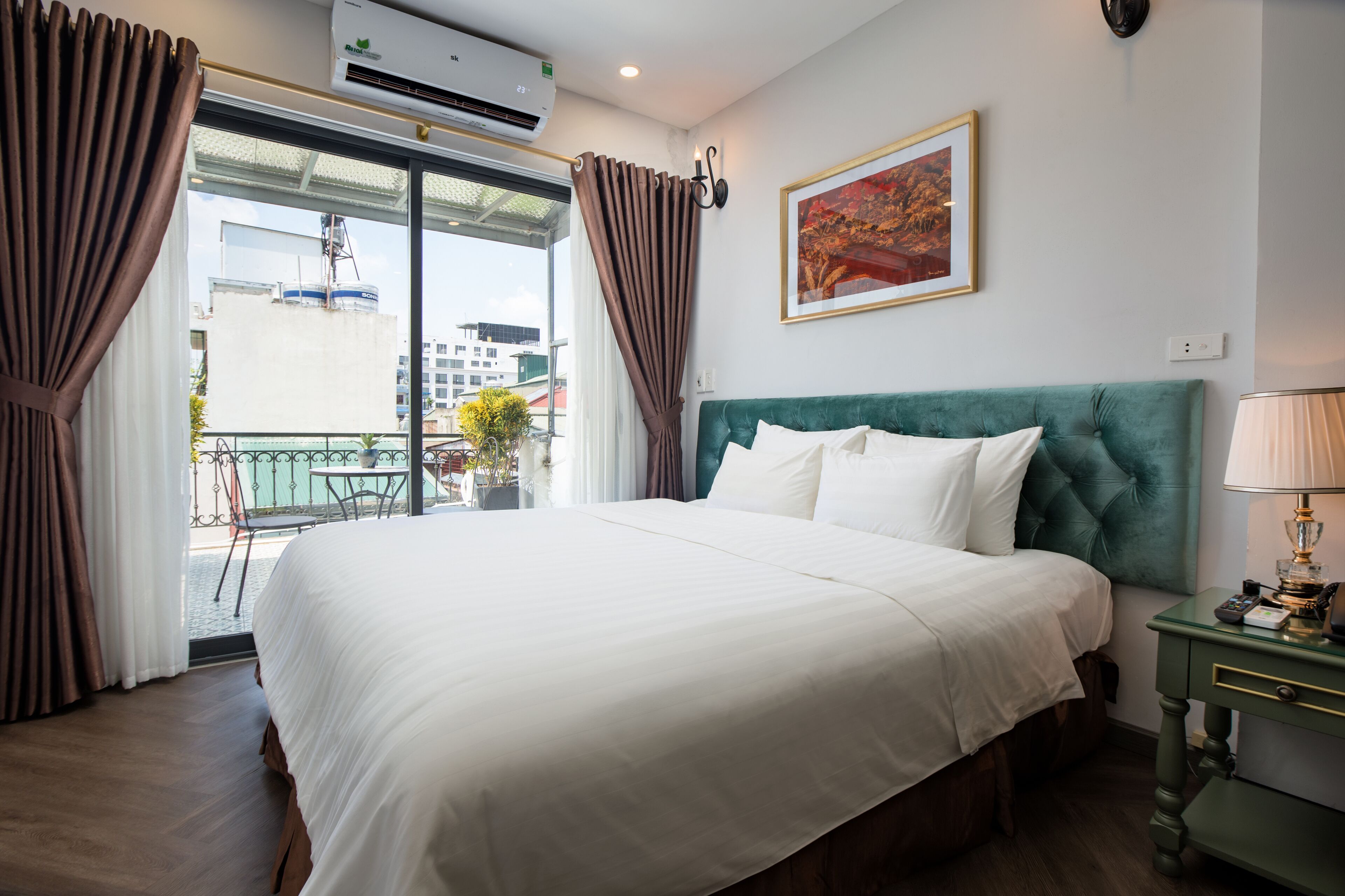 junior suite, balcony, city view | 1 bedroom, minibar, in-room safe, desk