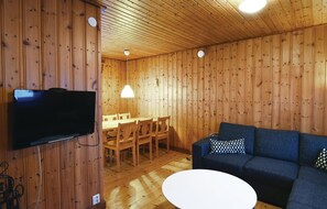 Fireplace - 2 bedroom awesome home in Sysslebäck (Sysslebäck)