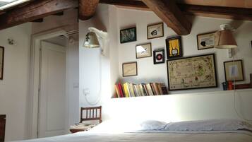 5 bedrooms, desk, iron/ironing board, travel crib