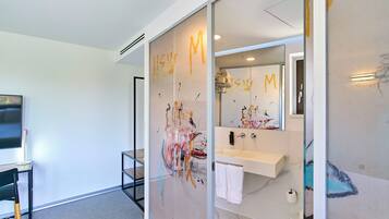 Habitación con 1 cama matrimonial o 2 individuales | Baño | Regadera, regadera tipo lluvia, amenidades de baño de diseñador