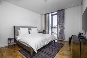 3 室のベッドルーム、セーフティボックス (室内)、遮光カーテン、防音設備
