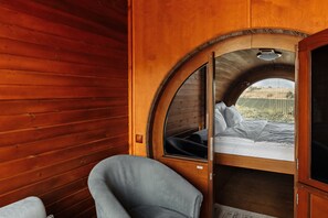 Minibar, caja de seguridad en la habitación y escritorio