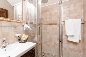 Deluxe Room | Bathroom | Shower, free toiletries, hair dryer, bathrobes