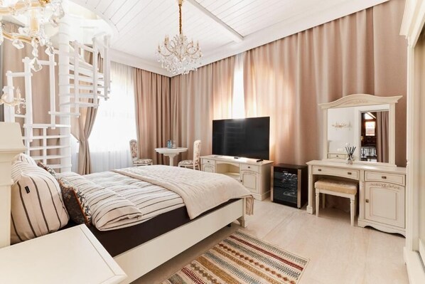 Exclusive Room | Minibar, in-room safe, desk, soundproofing