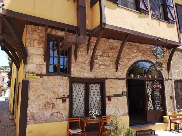 Property entrance - Ayvalik Sarigelin Pansiyon (Ayvalik)