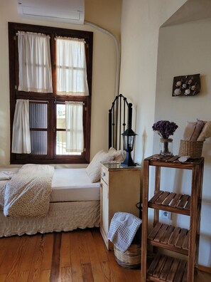 Standard Triple Room | 1 bedroom, blackout drapes, bed sheets - Ayvalik Sarigelin Pansiyon (Ayvalik)