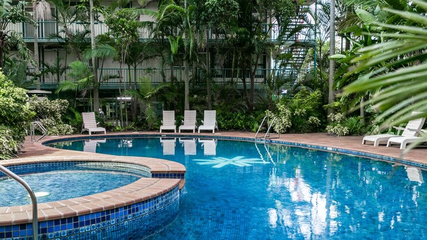 Indoor pool, outdoor pool, sun loungers - Surf Moon (Surfers Paradise)