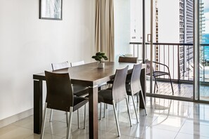 Appartement Premium, 2 chambres, 2 salles de bains, vue ville | Restauration dans la chambre