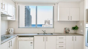 Premium Apartment, 2 Bedrooms, 2 Bathrooms, City View | Private kitchen - Surf Moon (Surfers Paradise)