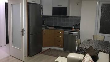 Apartment, 1 Schlafzimmer | Wohnbereich | 82-Zoll-LED-Fernseher mit Satellitenempfang, Fernseher