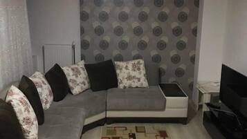 Apartment, 1 Schlafzimmer | Wohnbereich | 82-Zoll-LED-Fernseher mit Satellitenempfang, Fernseher