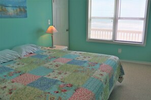 4 bedrooms, free WiFi, bed sheets - Steps to the Sand Oceanfront 4BR with Decks & Dunes Walkway (Emerald Isle)