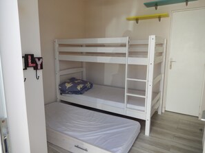 2 bedrooms, iron/ironing board, travel cot, WiFi