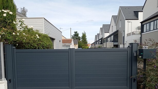 A gated residential area with modern houses, a metal gate, and a mailbox. - Holiday house near sea and shops (La Baule)