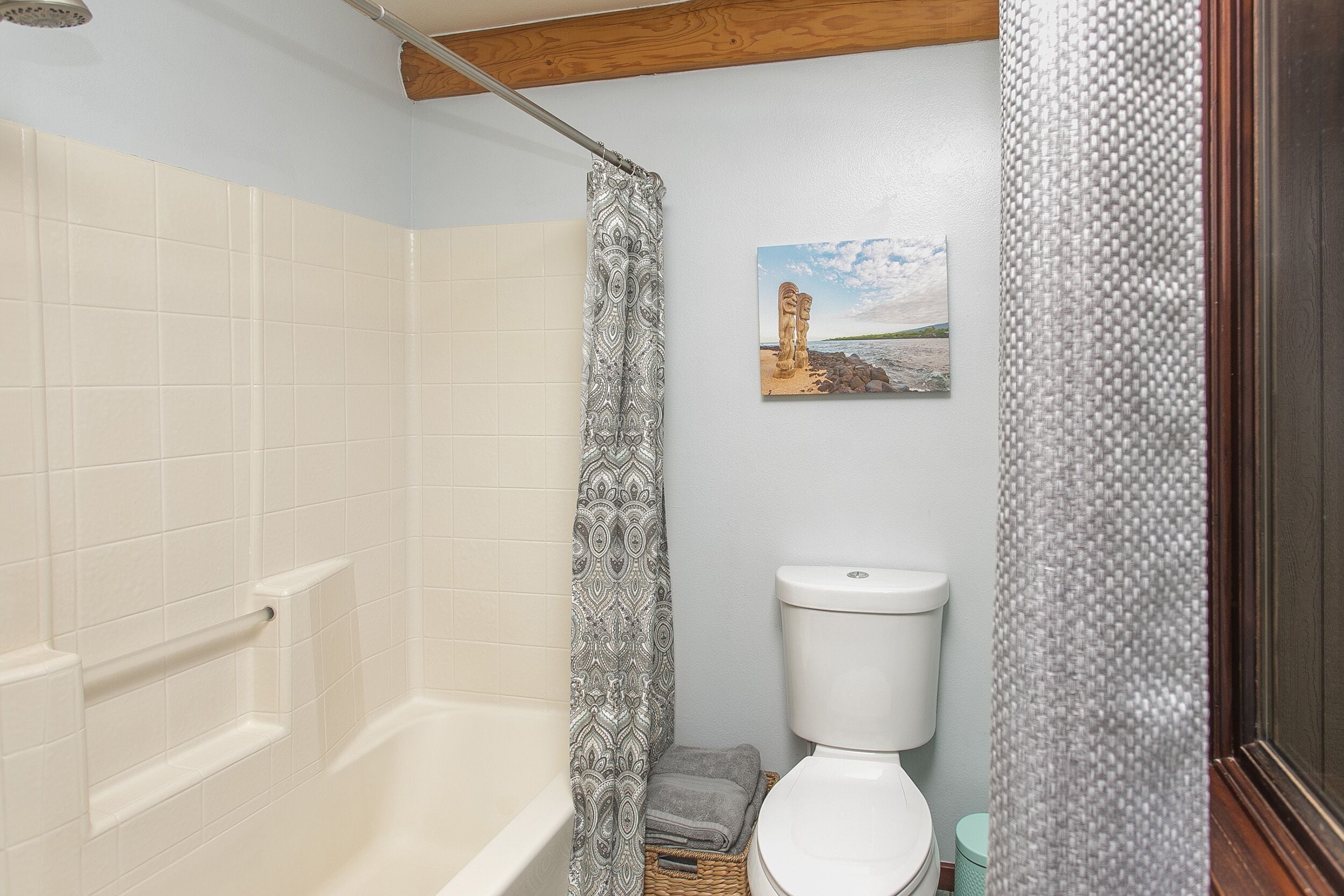 Combined shower/tub, hair dryer, towels