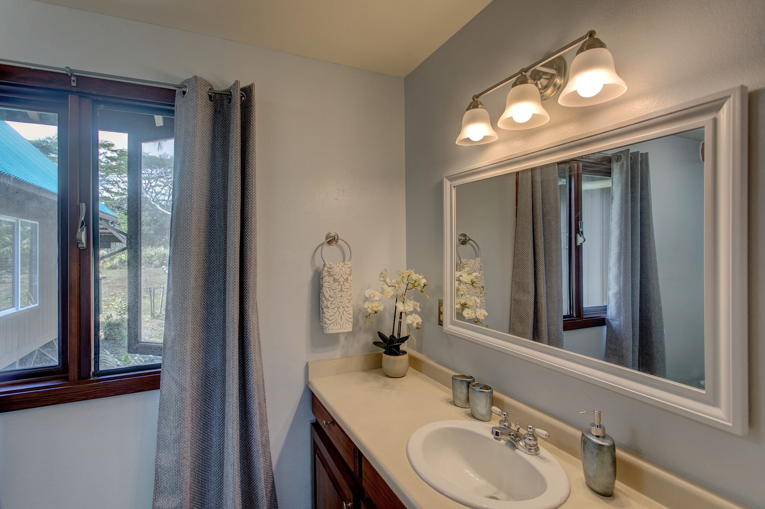 Combined shower/tub, hair dryer, towels